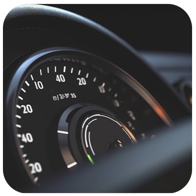 سرعت ردیاب خودرو دقیق‌تر است یا سرعت سنج خودرو؟